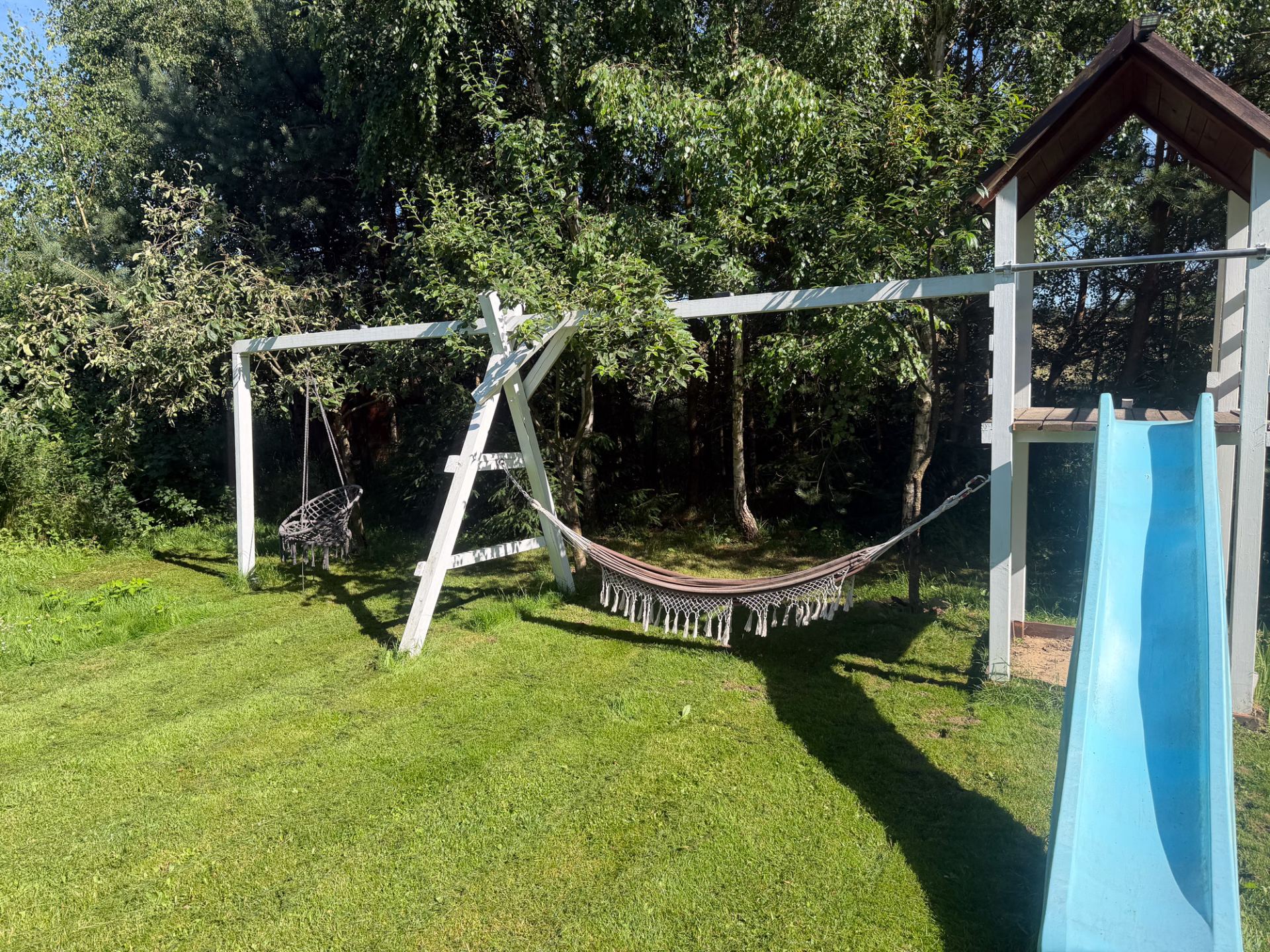 Hamak i huśtawki w ogrodzie